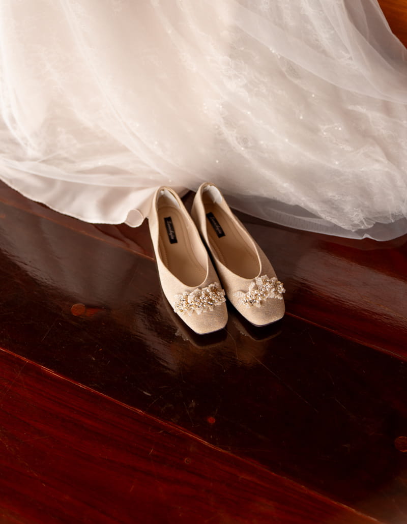 Detail shot of the bride's wedding shoes